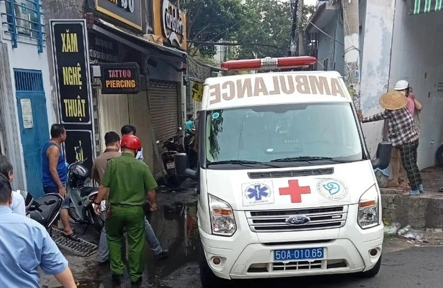 Xe cứu thương tại hiện trường vụ cháy.