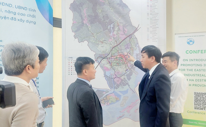 Ông Hoàng Vĩnh Khuyến, Chủ tịch UBND huyện Đầm Hà (thứ hai bên phải) giới thiệu khu vực đầu tư với các doanh nghiệp. (Ảnh: Thanh Vân/TTXVN)