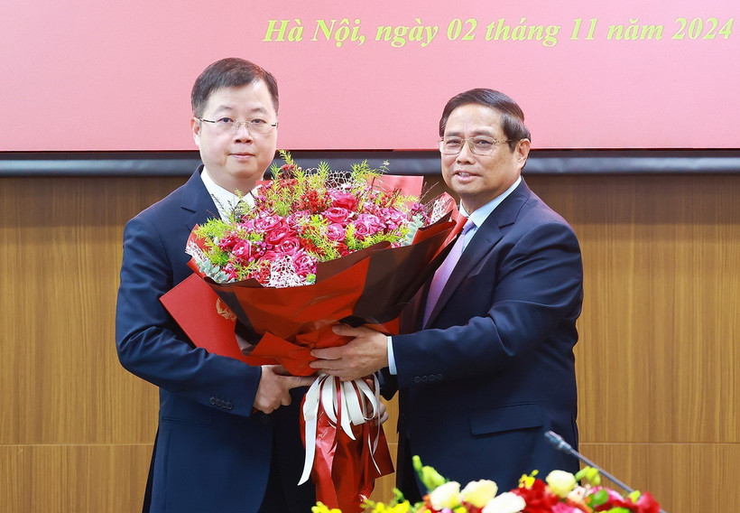 Thủ tướng Phạm Minh Chính trao Quyết định bổ nhiệm và tặng hoa chúc mừng Tổng Giám đốc Đài Truyền hình Việt Nam đối với ông Nguyễn Thanh Lâm. (Ảnh: Dương Giang/TTXVN)