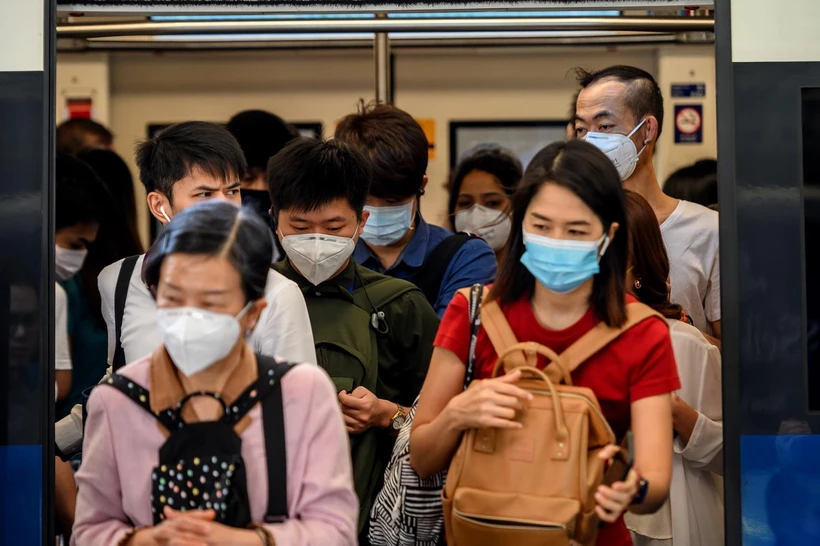Người dân đeo khẩu trang phòng tránh lây nhiễm virus corona tại Bangkok, Thai Lan, ngày 27/1 vừa qua. (Ảnh: AFP/TTXVN)