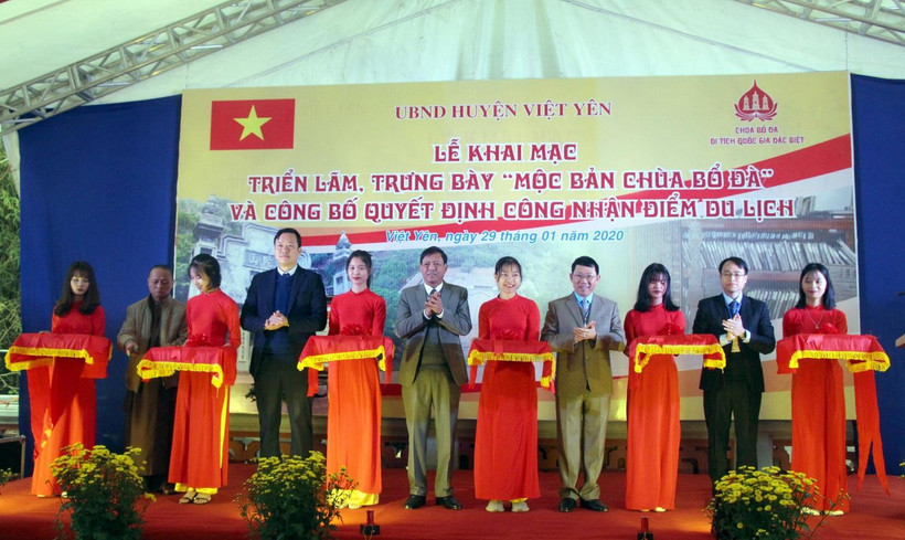 Cắt băng khai mạc triển lãm, trưng bày “Mộc bản chùa Bổ Đà.” (Ảnh: Đồng Thúy/TTXVN)