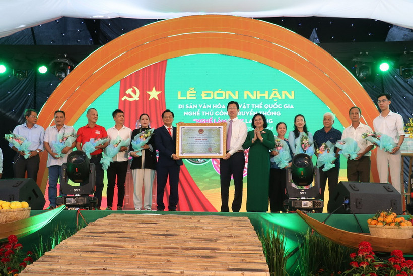UBND huyện Lai Vung đón nhận quyết định Di sản Văn hóa Phi vật thể Quốc gia nghề thủ công truyền thống làm nem Lai Vung. (Ảnh: Nguyễn Văn Trí/TTXVN)