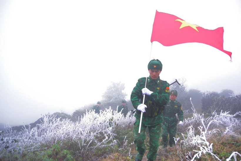 Cán bộ, chiến sỹ Đồn Biên phòng Xín Cái, Bộ đội Biên phòng tỉnh Hà Giang, tuần tra giữa băng tuyết bao phủ. (Ảnh: TTXVN phát)