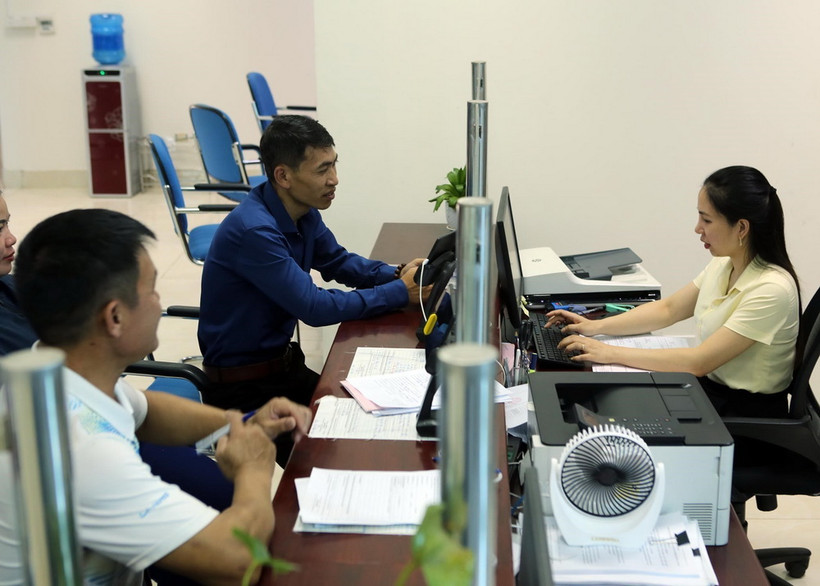 Người dân đến làm thủ tục hành chính tại khu vực của Sở Tài Nguyên và Môi trường ở Trung tâm hành chính công tỉnh Lai Châu.( Ảnh: Quý Trung/TTXVN)