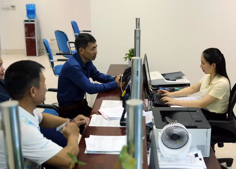 Người dân đến làm thủ tục hành chính tại khu vực của Sở Tài Nguyên và Môi trường ở Trung tâm hành chính công tỉnh Lai Châu.( Ảnh: Quý Trung/TTXVN)