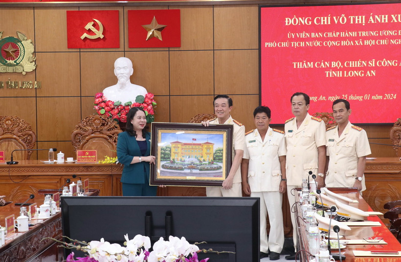 Phó Chủ tịch nước Võ Thị Ánh Xuân tặng quà cho cán bộ, chiến sỹ Công an tỉnh Long An. (Ảnh: TTXVN phát)