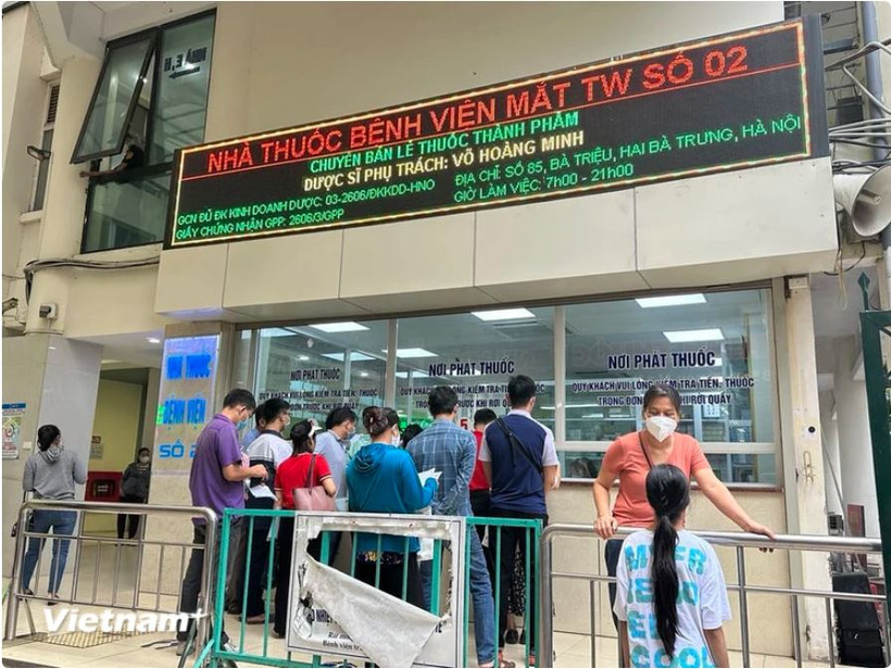Người dân xếp hàng chờ mua thuốc tại Bệnh viện Mắt Trung ương. (Ảnh: T.G/Vietnam+)