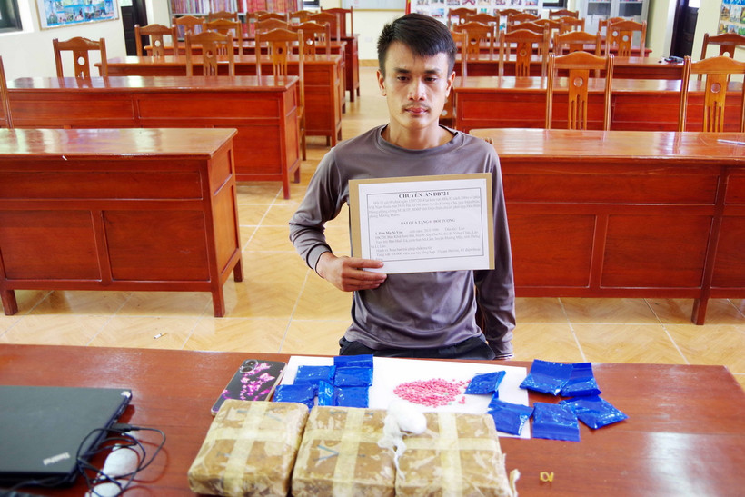 Đối tượng Pơn Mạ Nì Vòn và tang vật vụ án. (Ảnh: TTXVN phát)