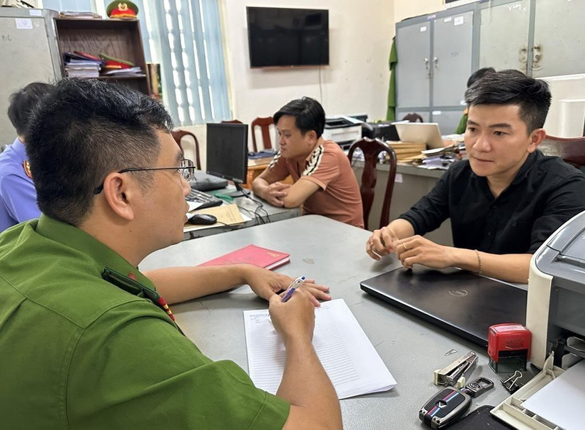 Cơ quan Điều tra lấy lời khai các đối tượng. (Ảnh: Đình Biên/TTXVN phát)