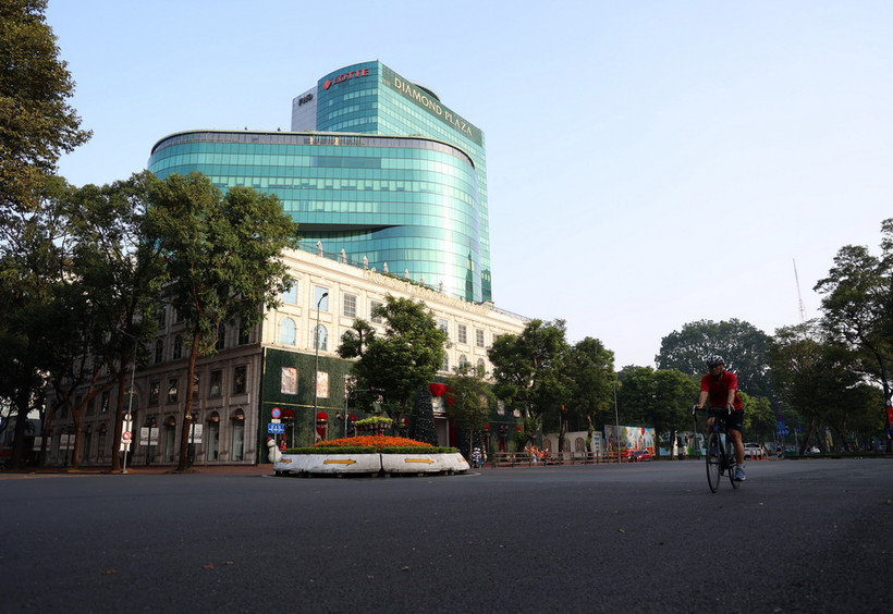 Khu vực trung tâm Thành phố Hồ Chí Minh bình yên trong sáng đầu năm mới 2024. (Ảnh: Hồng Đạt/TTXVN)