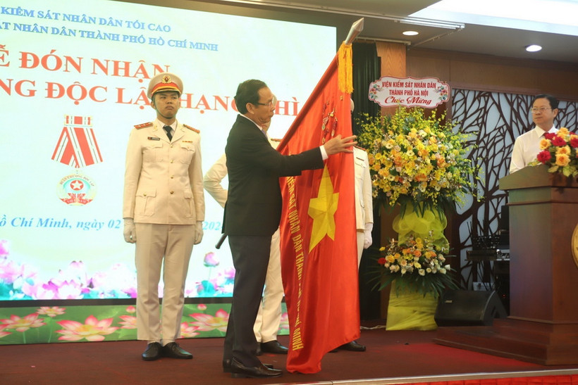Ông Nguyễn Văn Nên, Bí thư Thành ủy Thành phố Hồ Chí Minh gắn Huân chương Độc lập hạng Nhì lên cờ truyền thống của đơn vị. (Ảnh: Thành Chung/TTXVN)