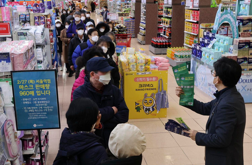Người dân xếp hàng chờ mua khẩu trang tại siêu thị ở Seoul, Hàn Quốc, ngày 27/2, trong bối cảnh bùng phát dịch COVID-19. (Ảnh: THX/TTXVN)