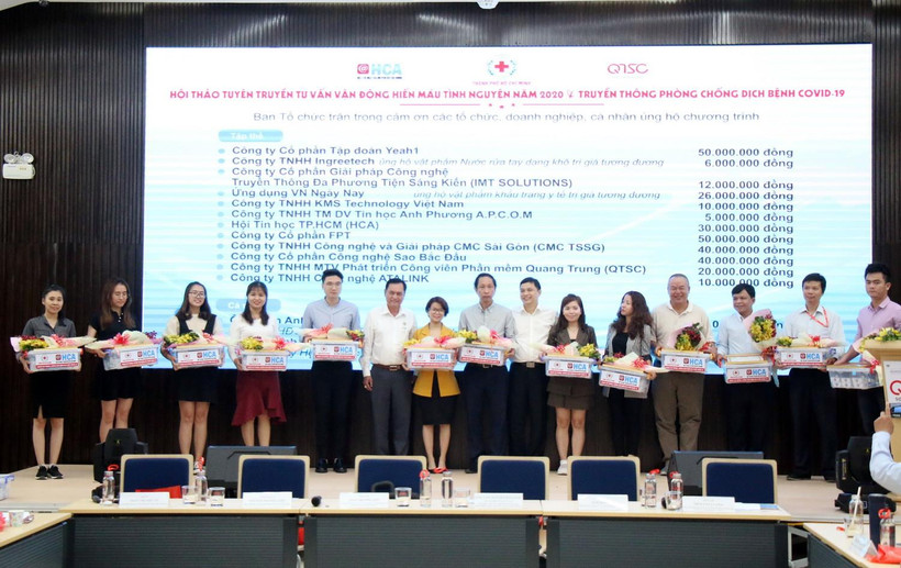 Doanh nghiệp công nghệ thông tin quyên góp ủng hộ sản phẩm y tế phòng chống dịch bệnh. (Ảnh: Tiến Lực/TTXVN)