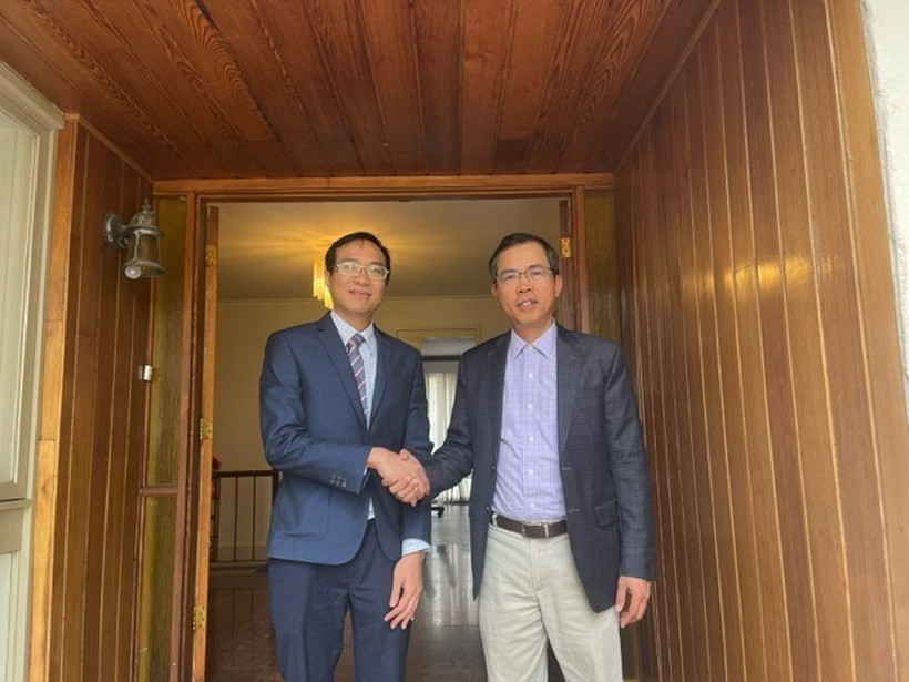 Đại sứ Việt Nam tại Australia Phạm Hùng Tâm (bên phải) và Chủ tịch Mạng lưới Đổi mới Sáng tạo Việt Nam tại Australia, Tiến sỹ, Giảng viên trường Đại học New South Wales Trần Phi Vũ. (Ảnh: TTXVN phát)