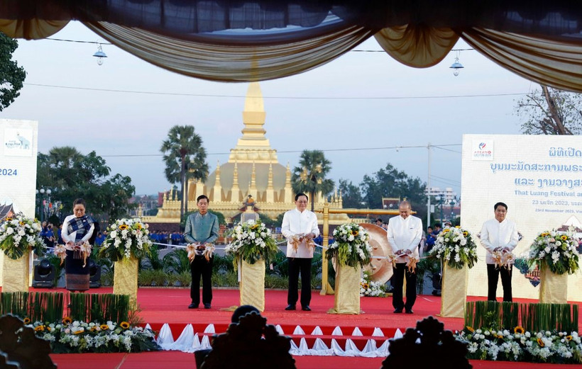Thủ tướng Sonexay Siphandon và các quan khách Lào cắt băng khai mạc Năm Du lịch Lào 2024. (Ảnh: Phạm Kiên/TTXVN) 