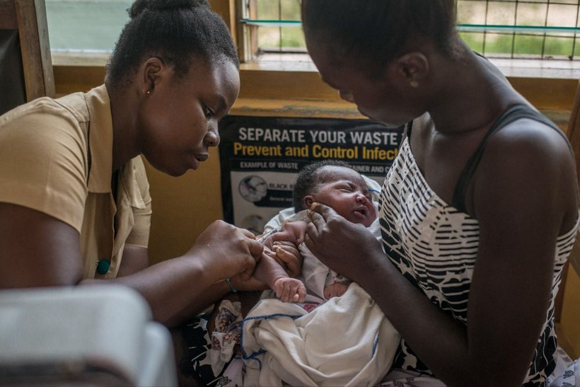 Nhân viên y tế tiêm vaccine ngừa sốt rét cho trẻ em tại Cape Coast, Ghana. (Ảnh: AFP/TTXVN) 