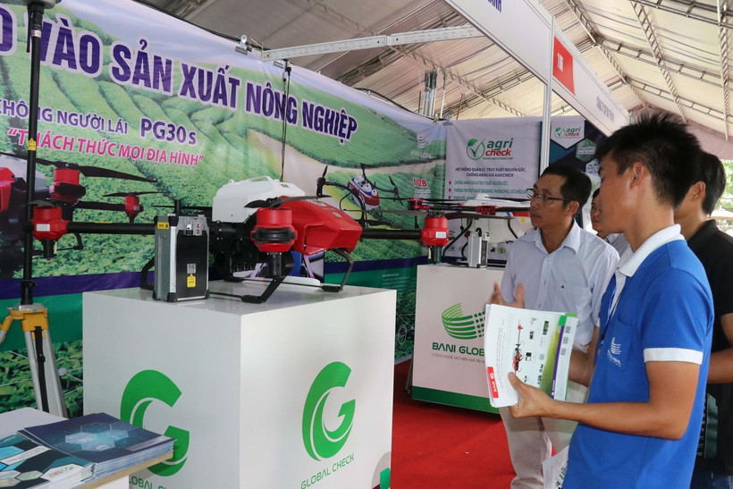 Các doanh nghiệp, đơn vị giới thiệu các thiết bị, sản phẩm khoa học công nghệ. (Ảnh: Ngọc Thiện/TTXVN)