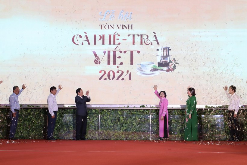 Đại biểu thực hiện nghi thức khai mạc Lễ hội tôn vinh càphê-trà Việt 2024. (Ảnh: Xuân Anh/TTXVN)