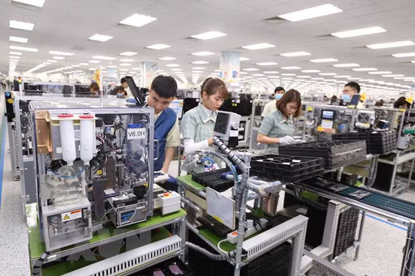 Công nhân Công ty TNHH Samsung Electronics Việt Nam sản xuất điện thoại thông minh. (Ảnh: Anh Tuấn/TTXVN)
