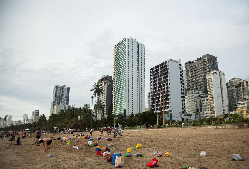 Khách sạn cao tầng ngay bãi biển trung tâm thành phố Nha Trang. (Ảnh: Hồng Đạt/TTXVN)
