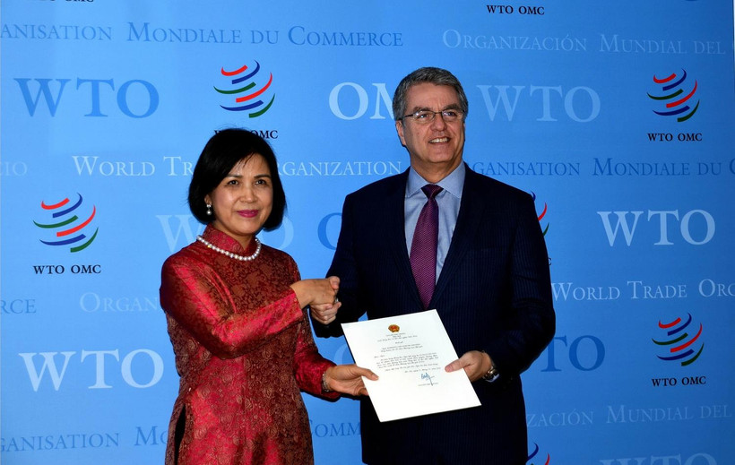 Đại sứ Lê Thị Tuyết Mai trình Thư ủy nhiệm đến Tổng Giám đốc WTO Roberto Azevedo tại trụ sở WTO ở Geneva. (Ảnh: Tố Uyên/TTXVN)