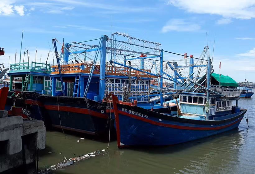 Tàu cá của ông Trần Đào (giữa), xã Phước Diêm, huyện Thuận Nam, hành nghề chụp đã nằm tại cảng Cà Ná hơn ba tháng vì hoạt động thua lỗ. (Ảnh: Nguyễn Thành/TTXVN)