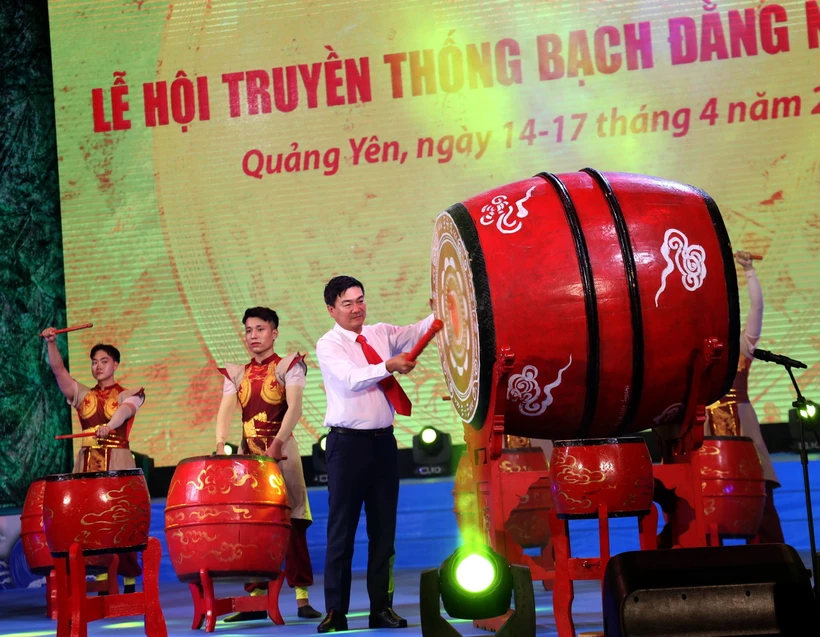 Ông Đỗ Xuân Điệp, Phó Bí thư Thường trực UBND thị xã Quảng Yên gióng trống khai hội. (Ảnh: Đức Hiếu/TTXVN)