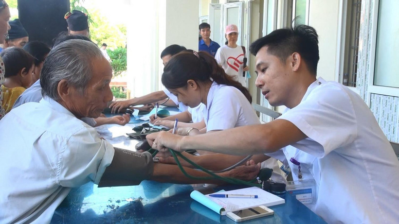 Từ sáng sớm đông đảo người dân đã đến khám bệnh. (Ảnh: Khiếu Tư/TTXVN)