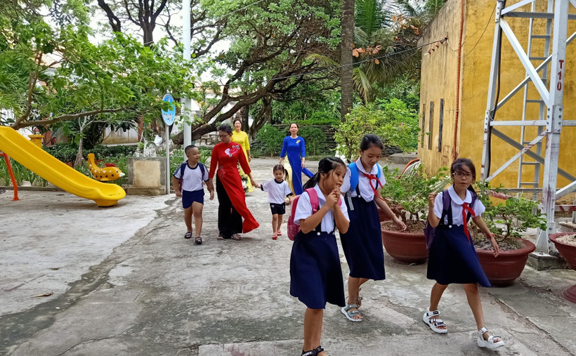 Niềm vui của các học sinh trường Tiểu học Sinh Tồn, huyện Trường Sa, ngày khai giảng năm học mới 2022 -2023 khi được các mẹ dẫn đến trường. (Ảnh: TTXVN phát)