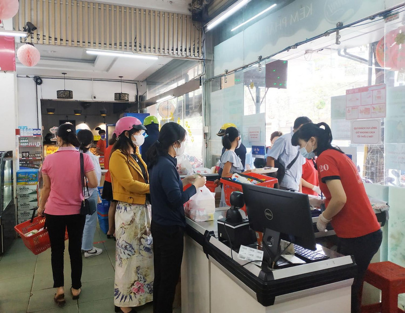 Người dân mua hàng tại một điểm bán nhu yếu phẩm thiết yếu ở thành phố Buôn Ma Thuột. (Ảnh: Tuấn Anh/TTXVN)