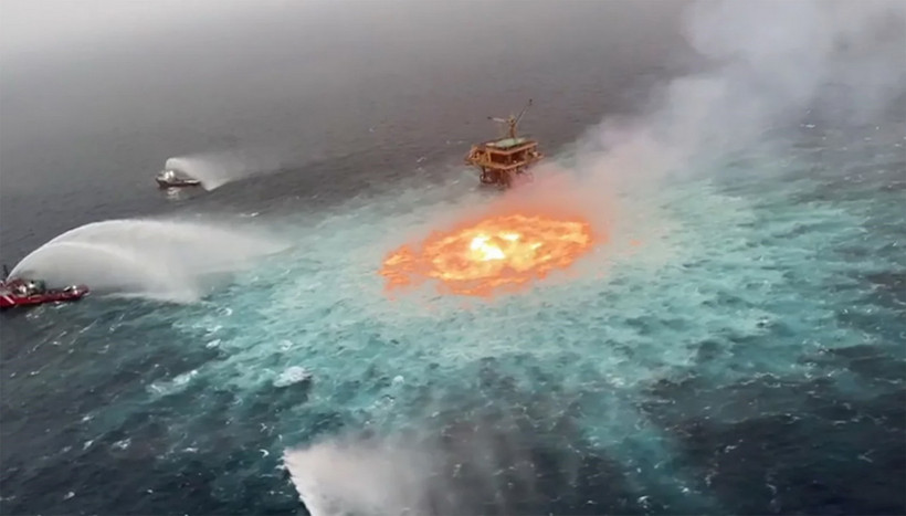 Hiện trường vụ cháy trên dàn khoan dầu của Công ty dầu mỏ nhà nước Pemex ở khu vực mỏ Cantarell, ngoài khơi Mexico tháng 7/2023. (Ảnh: CNN/TTXVN)