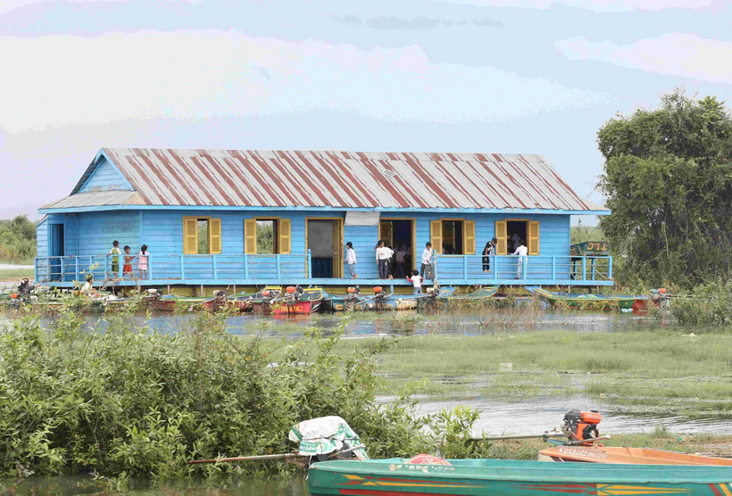 Điểm trường nổi có hai lớp học dành cho con em người gốc Việt và Campuchia tại ấp Koh Ka Ek, xã Reang Til, huyện Kandieng, tỉnh Pursat. (Ảnh: Huỳnh Thảo/TTXVN)