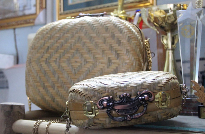 Cặp vali, túi xách làm bằng nguyên liệu mây tre. (Ảnh: Hứa Chung/TTXVN) 