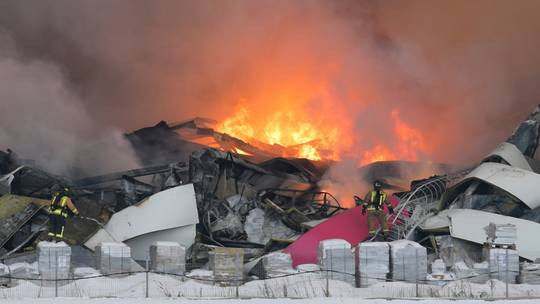 Lính cứu hỏa dập tắt đám cháy tại nhà kho của nhà bán lẻ trực tuyến Wildberries ở Shushary, ngoại ô St. Petersburg. (Nguồn: Sputnik)