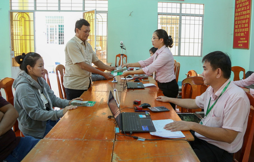 Đại diện người bị lầm lỡ nhận tiền vay vốn để tái sản xuất. (Ảnh: Giang Phương/TTXVN)
