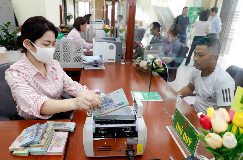 Làm thủ tục cho hộ nghèo, đối tượng chính sách vay vốn tại Ngân hàng Chính sách xã hội. (Ảnh: Trần Việt/TTXVN)