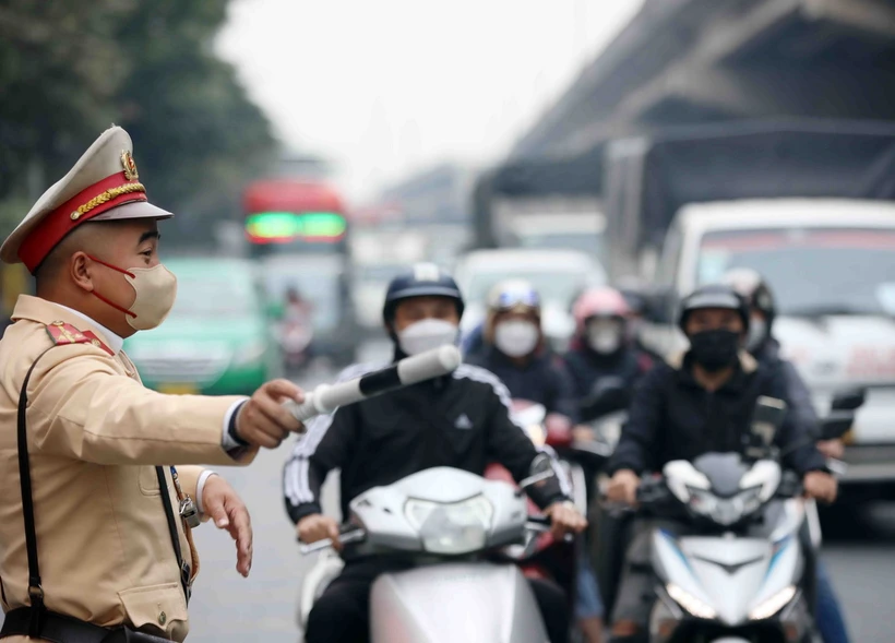 Lực lượng Cảnh sát Giao thông điều tiết, phân luồng giao thông tại tuyến đường Giải Phóng-Ngọc Hồi. (Ảnh: Pham Kiên/TTXVN)