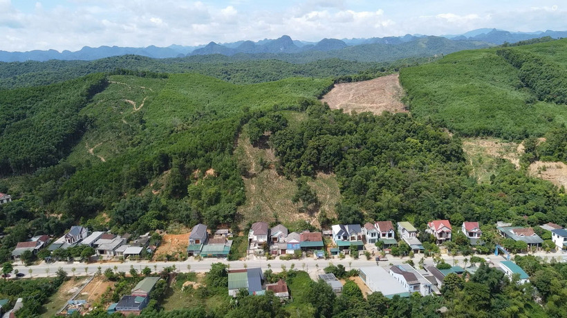 Nguy cơ sạt lở núi cây Sường, thị trấn Quy Đạt, huyện Minh Hóa, đe dọa hàng chục hộ dân dưới chân núi. (Ảnh: TTXVN phát)