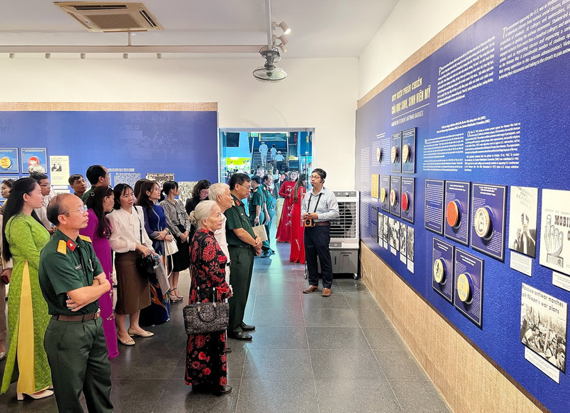 Các đại biểu tham quan trưng bày chuyên đề. (Ảnh: Thu Hương/TTXVN)