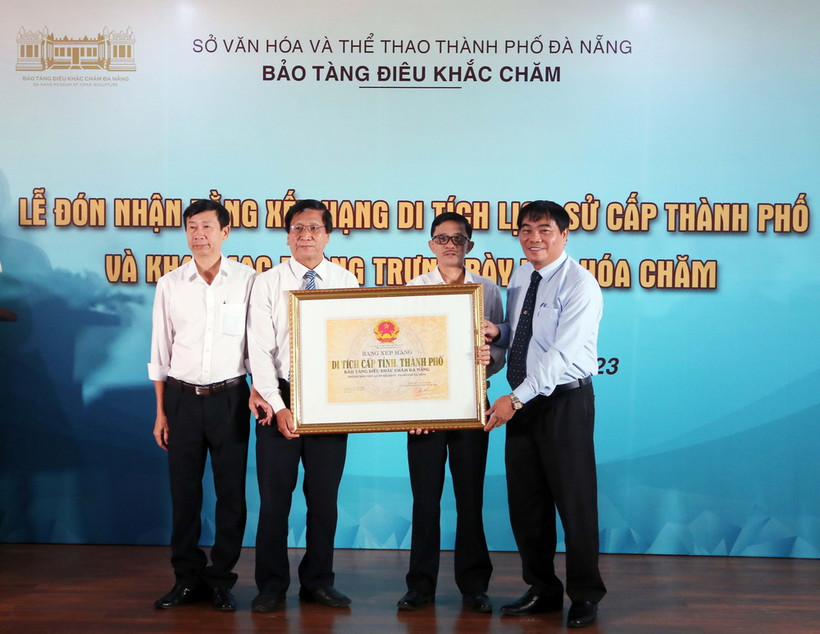 Phó Giám đốc Sở Văn hóa và Thể thao Đà Nẵng Nguyễn Trọng Thao (trái) trao Bằng xếp hạng Di tích Lịch sử cấp thành phố cho ông Hồ Tấn Tuấn, Giám đốc Bảo tàng Điêu khắc Chăm. (Ảnh: Trần Lê Lâm/TTXVN)