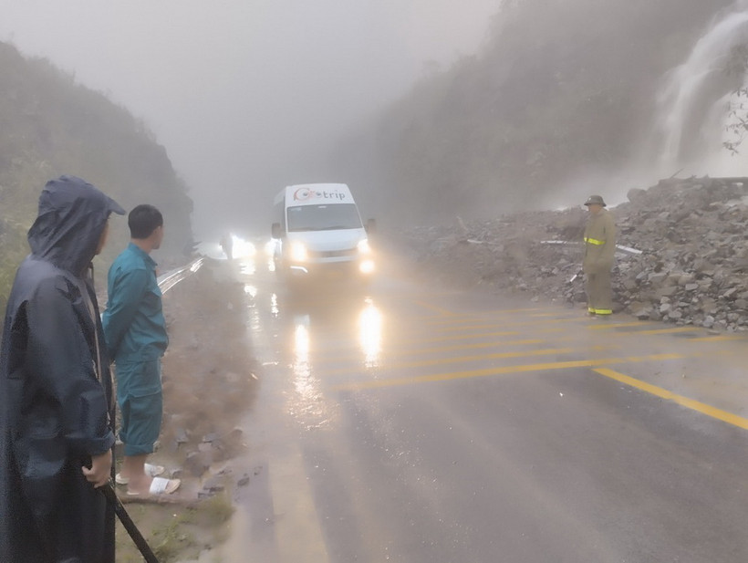 Mưa lũ gây thiệt hại về người và tài sản ở tỉnh Khánh Hòa. (Ảnh: TTXVN phát)