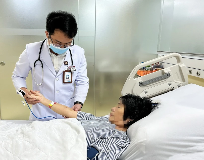 Bác sỹ Bệnh viện Đa khoa Thanh Vũ Medic Bạc Liêu kiểm tra vết ong đốt trên tay bệnh nhân T.H.C. (Ảnh: TTXVN phát)