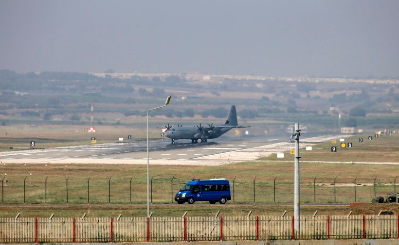 Máy bay quân sự Hercules C-130 tại căn cứ không quân Incirlik, ngoại ô Adana, Thổ Nhĩ Kỳ. (Ảnh: AFP/TTXVN)