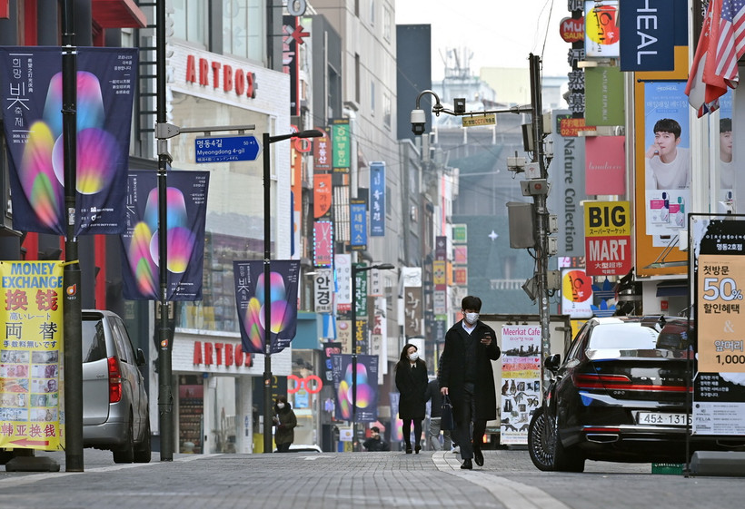 Người dân di chuyển trên phố ở Seoul, Hàn Quốc. (Ảnh: AFP/TTXVN)