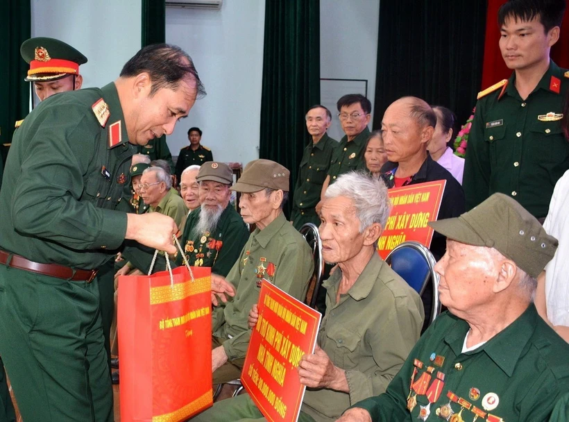 Thượng tướng Phùng Sĩ Tấn, Phó Tổng Tham mưu trưởng QĐND cùng đoàn công tác trao tặng quà cho các cựu chiến binh và gia đình chính sách tỉnh Điện Biên. (Ảnh: Trung Kiên/TTXVN)