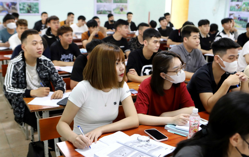 Người lao động học tiếng Hàn tại Trung tâm Dịch vụ việc làm của Sở Lao động-Thương binh và Xã hội tỉnh Thái Bình, trước khi đi xuất khẩu. (Ảnh: Thế Duyệt/TTXVN)