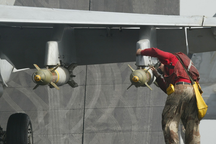 Nhân viên hải quân Mỹ kiểm tra bom dẫn đường. (Ảnh: AFP/TTXVN)