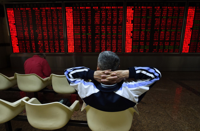 Nhà đầu tư theo dõi tại Sàn chứng khoán Thượng Hải. (Ảnh: AFP/TTXVN)