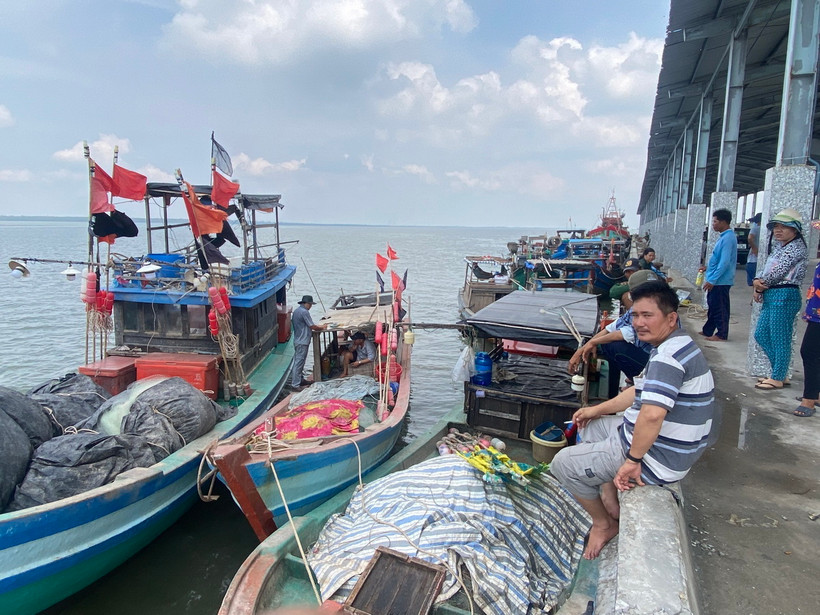 Người dân chờ làm thủ tục đăng ký, đăng kiểm tàu để ra khơi trở lại. (Ảnh: Huỳnh Phúc Hậu/TTXVN)