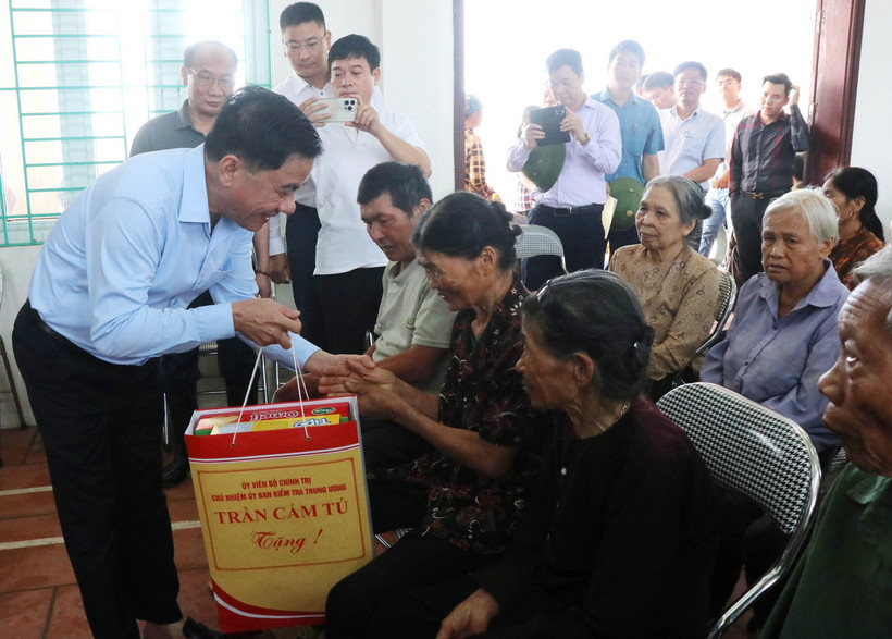 Chủ nhiệm Uỷ ban Kiểm tra Trung ương Trần Cẩm Tú tặng quà cho nhân dân xã Cao Đức, huyện Gia Bình, tỉnh Bắc Ninh. (Ảnh: Thanh Thương/TTXVN)